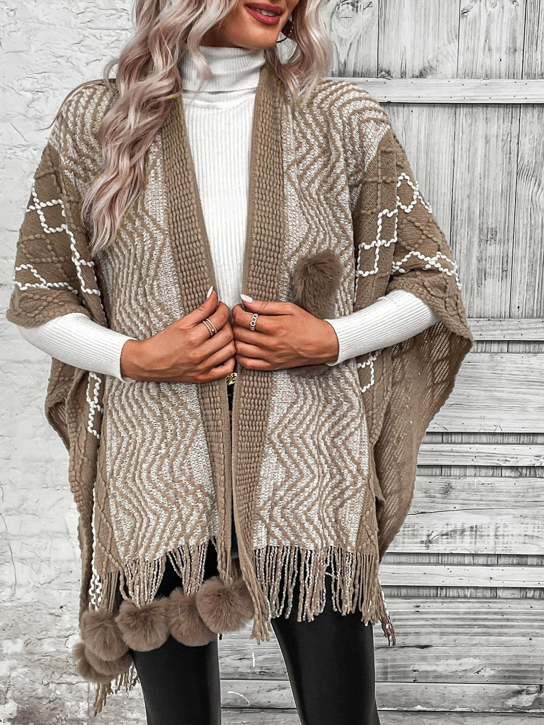 Drune | Cape Schal Cardigan Wolle Strick Übergröße Fransen Saum V-Ausschnitt Boho Stil