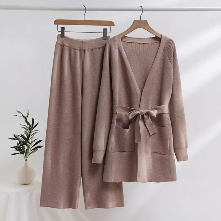 Damen modisches Strick-Lounge-Set mit Bindegürtel und praktischen Taschen Drune