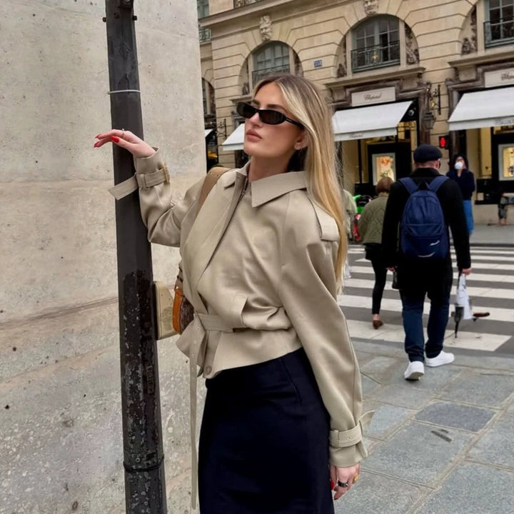 Damen Taillierte Kurz-Trenchjacke mit Bindegürtel, Raglanärmeln und verdeckter Knopfleiste Drune