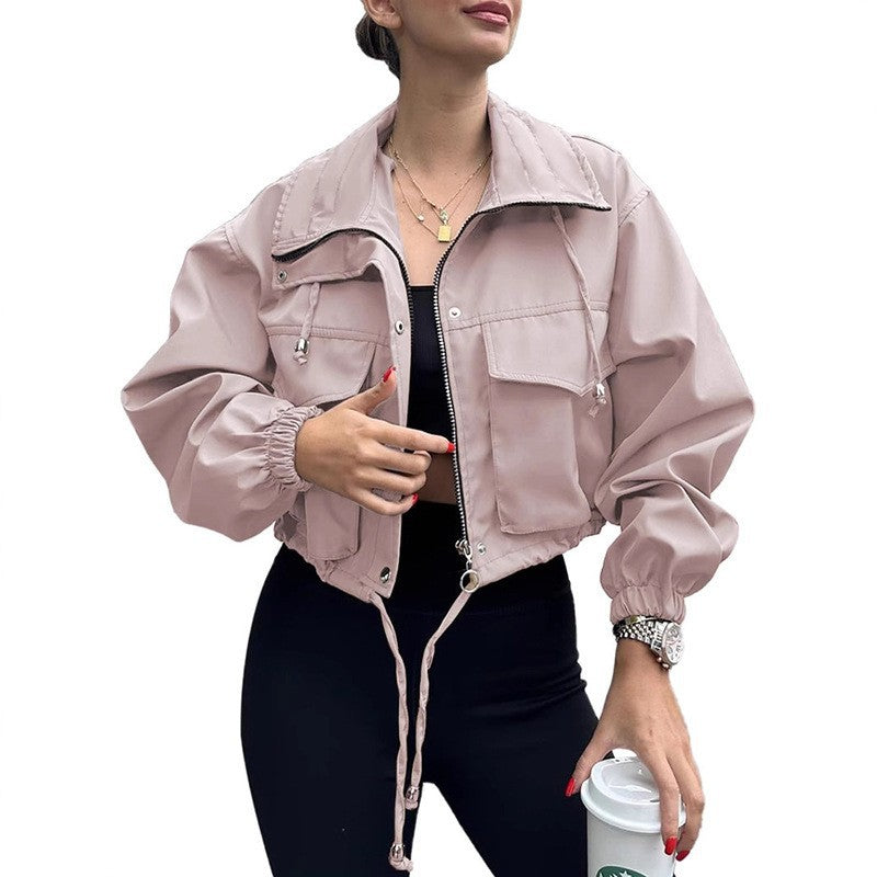 Damen nan kurze Utility-Jacke mit Kordelzug-Taillierung, Fronttaschen und Reißverschluss-Detail Drune