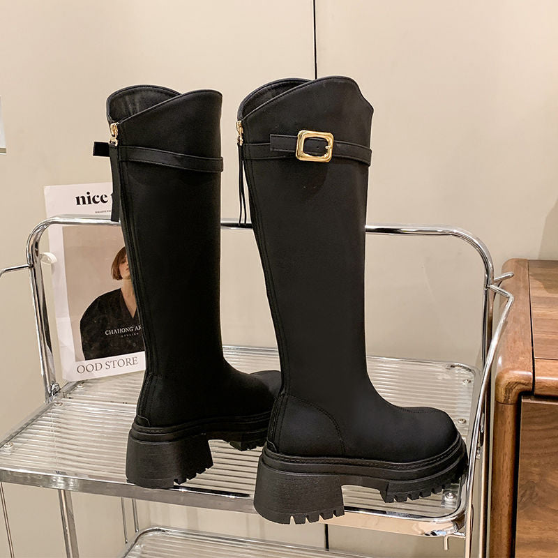Damen Kniehohe Plateaustiefel mit grober Profilsohle und Ziergürtel Drune