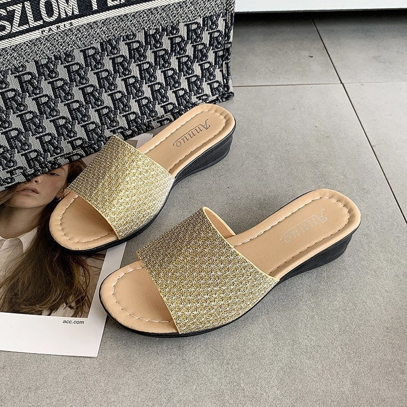 Damen nan Glitzerslipper mit breiter Riemenfront, offenem Zehenbereich, gepolstertem Komfortfußbett und leichtem Keilabsatz Drune