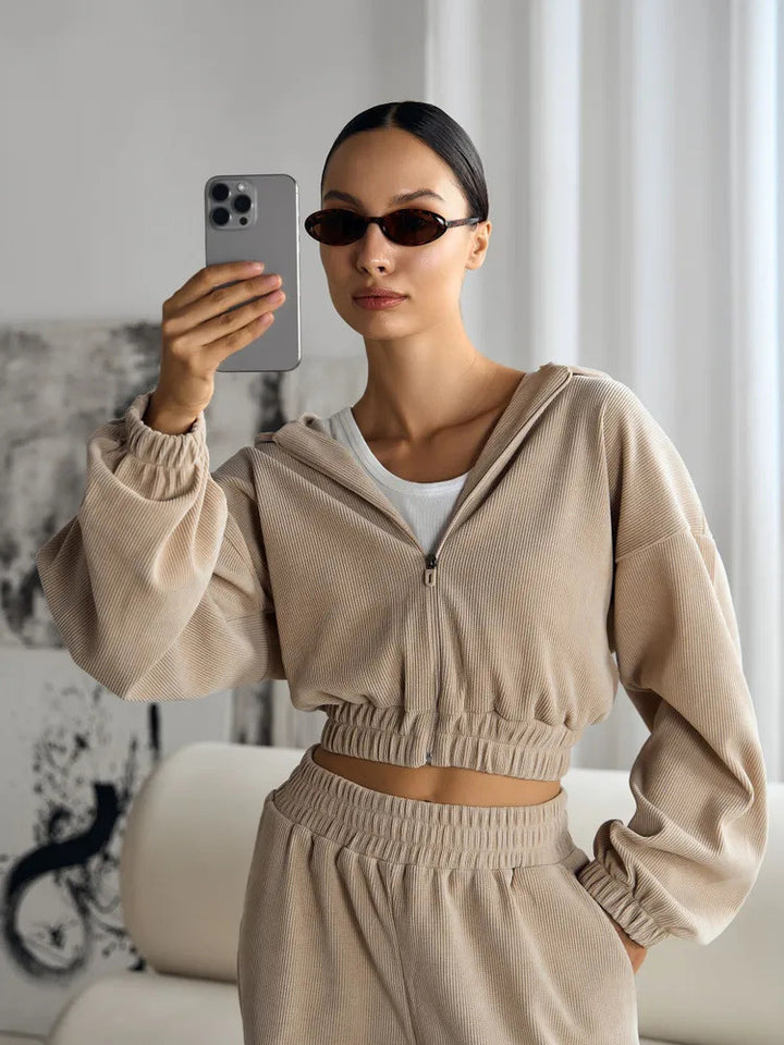 Damen Cropped Kapuzen-Set aus Ripp-Cord mit Gummizugbund und Relax-Jogginghose Drune