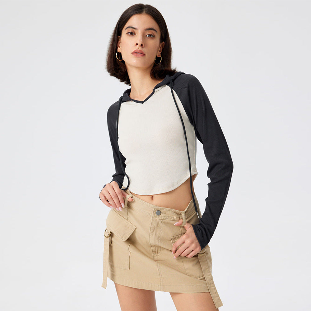 Damen Cropped Kapuzenlongsleeve mit Raglanärmeln, Daumenloch und geripptem Stretchkörper Drune