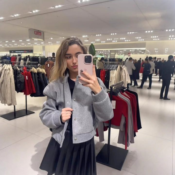 Damen 70+ kurze Wollmix‑Blousonjacke mit Reißverschluss, Hemdkragen und Pattentaschen Drune