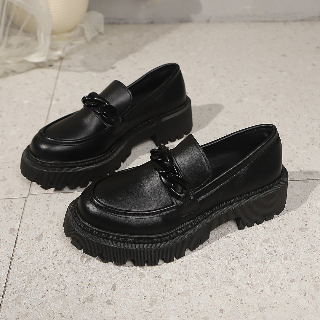 Damen Klobige Lack‑Loafer mit grober Profilsohle und Kettenverzierung Drune