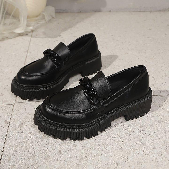 Damen Klobige Lack‑Loafer mit grober Profilsohle und Kettenverzierung Drune
