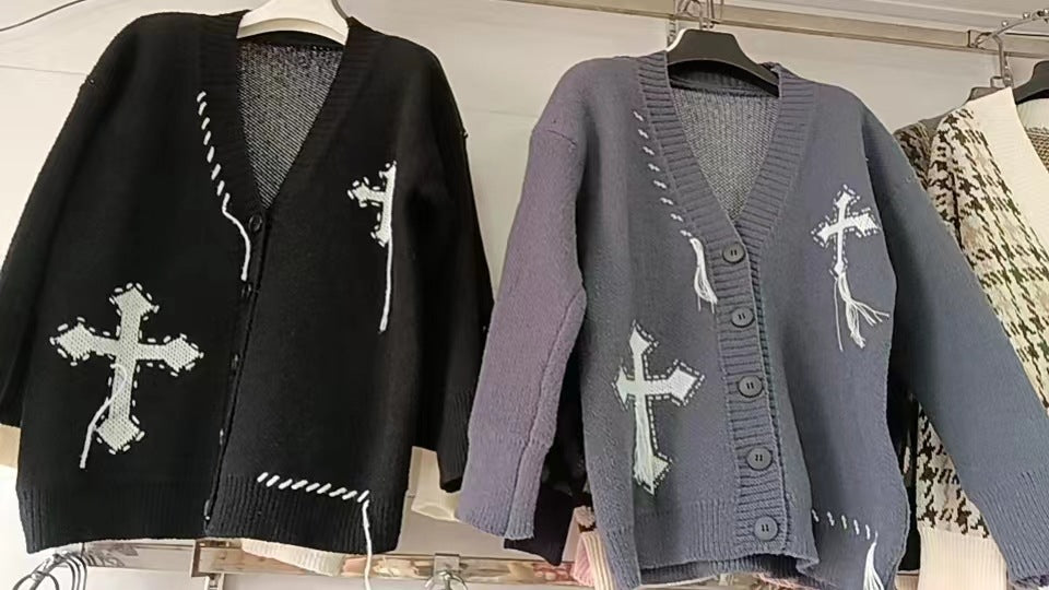 Damen modische Strickjacke mit Kreuzapplikationen und Knopfdetails Drune