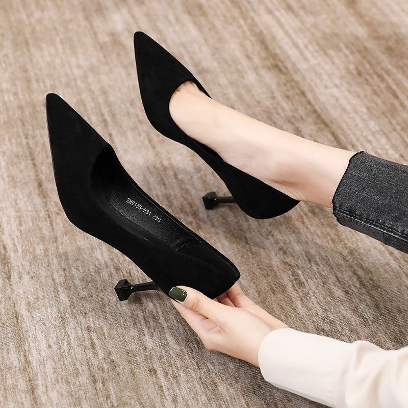 Damen Klassische spitz zulaufende Samtvelours‑Pumps mit skulpturellem Mini‑Absatz Drune