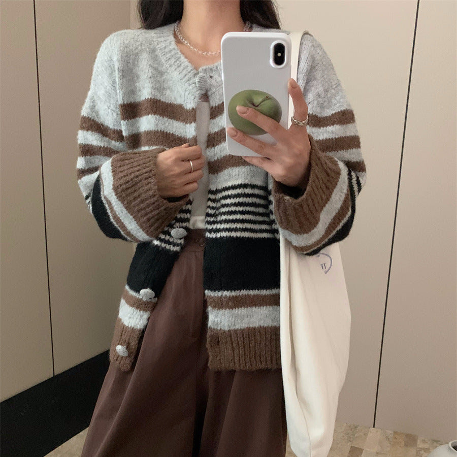 Damen modische Strickjacke mit besonderen Knopfdetails und Streifenmuster Drune