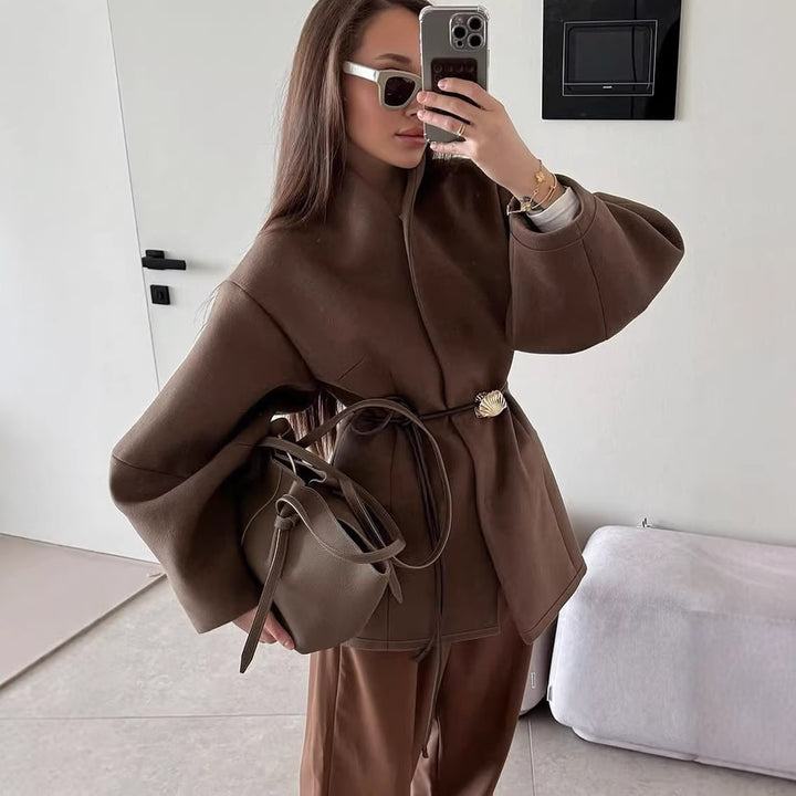 Damen Kurzjacke mit Wickelverschluss, taillierendem Ledergürtel und Muschelschließe Drune