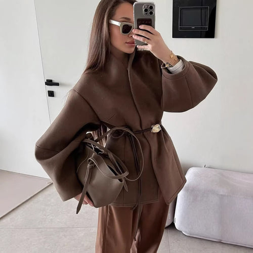 Damen Kurzjacke mit Wickelverschluss, taillierendem Ledergürtel und Muschelschließe Drune
