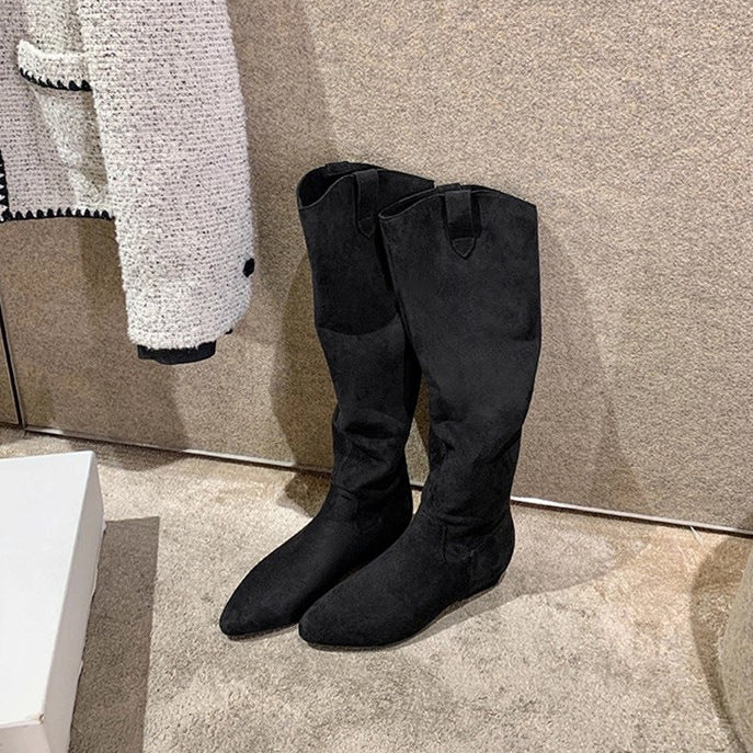 Damen Kniehohe Slouch‑Stiefel aus weichem Veloursleder mit spitzer Zehenpartie und niedrigem Absatz Drune
