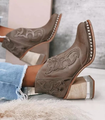 Damen nan Western-Ankleboot mit aufwendigen Stickereien, Nietenrand und transparentem Blockabsatz Drune