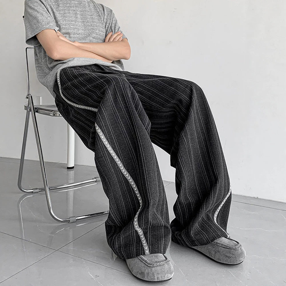 Herren weite Baggy-Hose in Anzugoptik mit feinem Nadelstreifen und geflochtener Seitenpaspel Drune