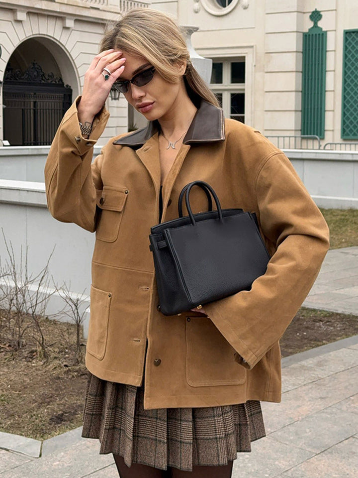 Damen Boxy Kurzjacke aus Veloursleder‑Optik mit Kontrastkragen & Pattentaschen Drune