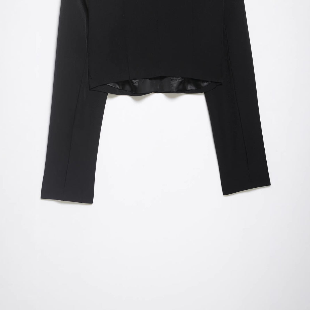 Damen Cropped Smokingsakko im Tuxedo‑Stil mit spitzem Satinrevers Drune