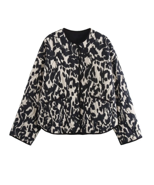 Damen 60+ gesteppte Kurzblousonjacke im Animalprint mit Rundhals und aufgesetzten Taschen Drune