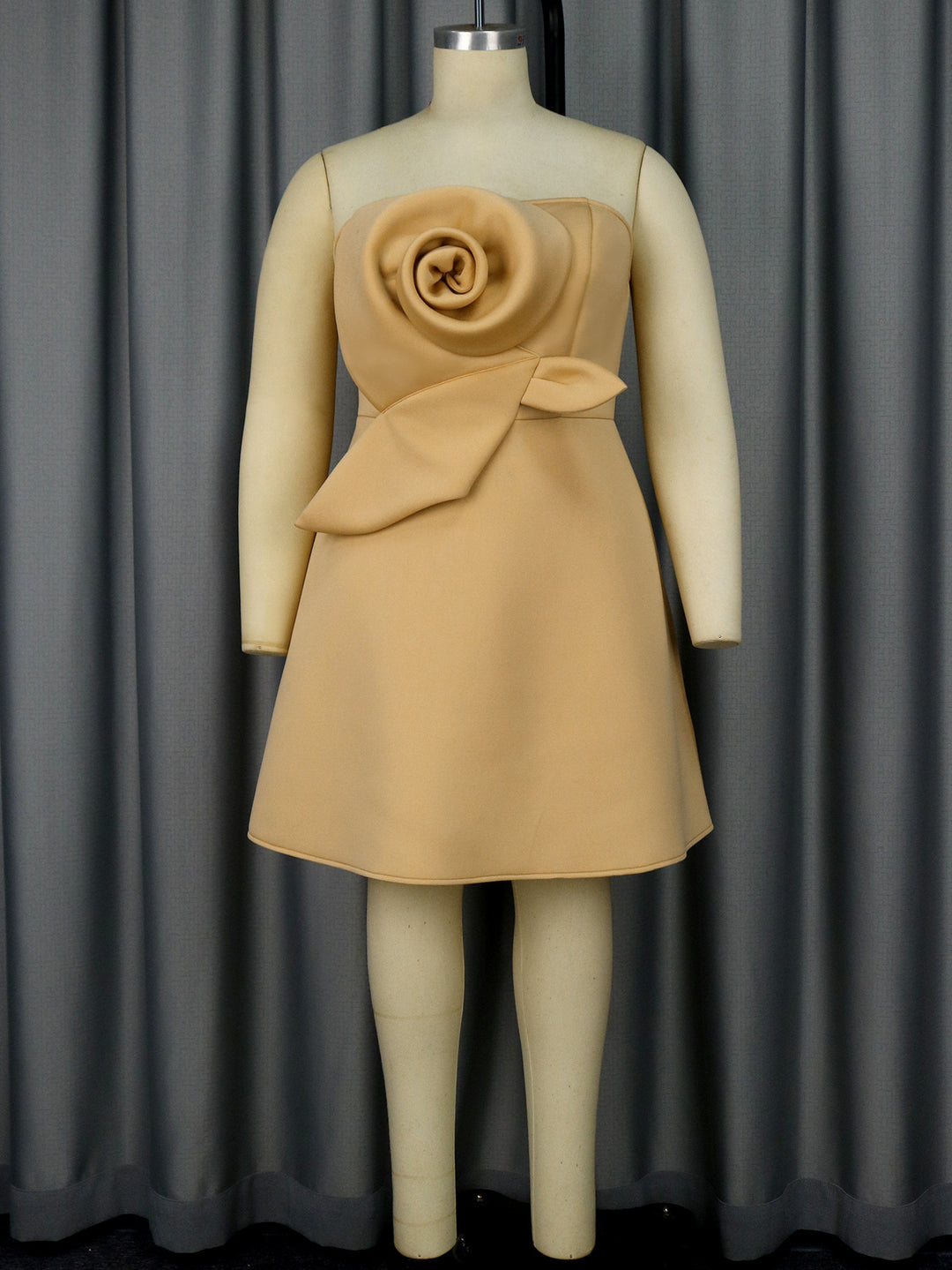 Damen Charmantes Abendkleid mit floraler Drapierung Drune