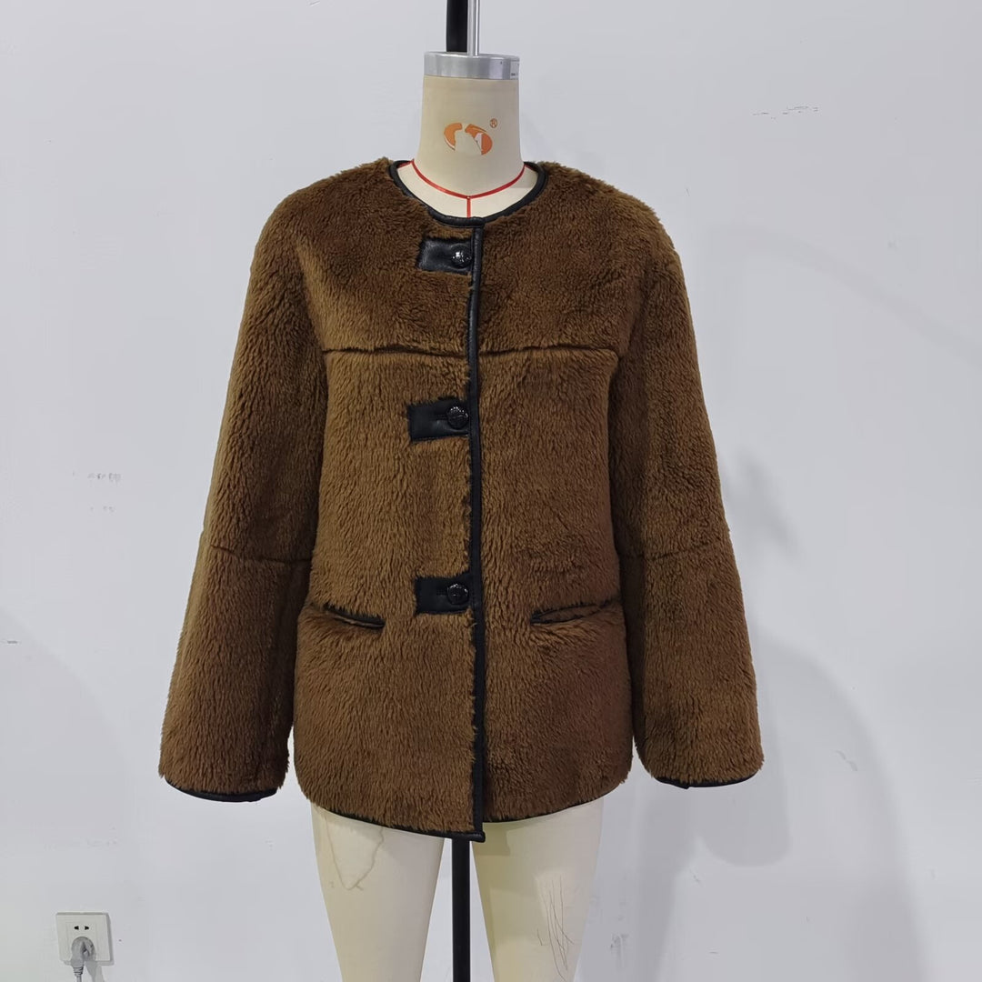 Damen nan kurzer kastiger Teddy-Mantel mit Rundhalsausschnitt, kontrastierenden Paspeln und aufgesetzten Pattentaschen Drune