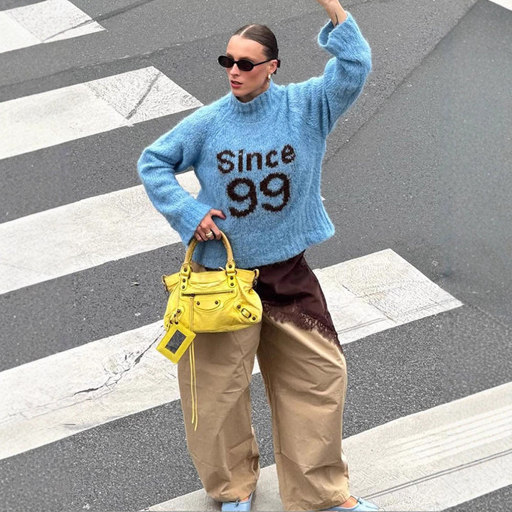 Damen Oversized Strickpullover mit hohem Kragen und einzigartigem Schriftzug Drune