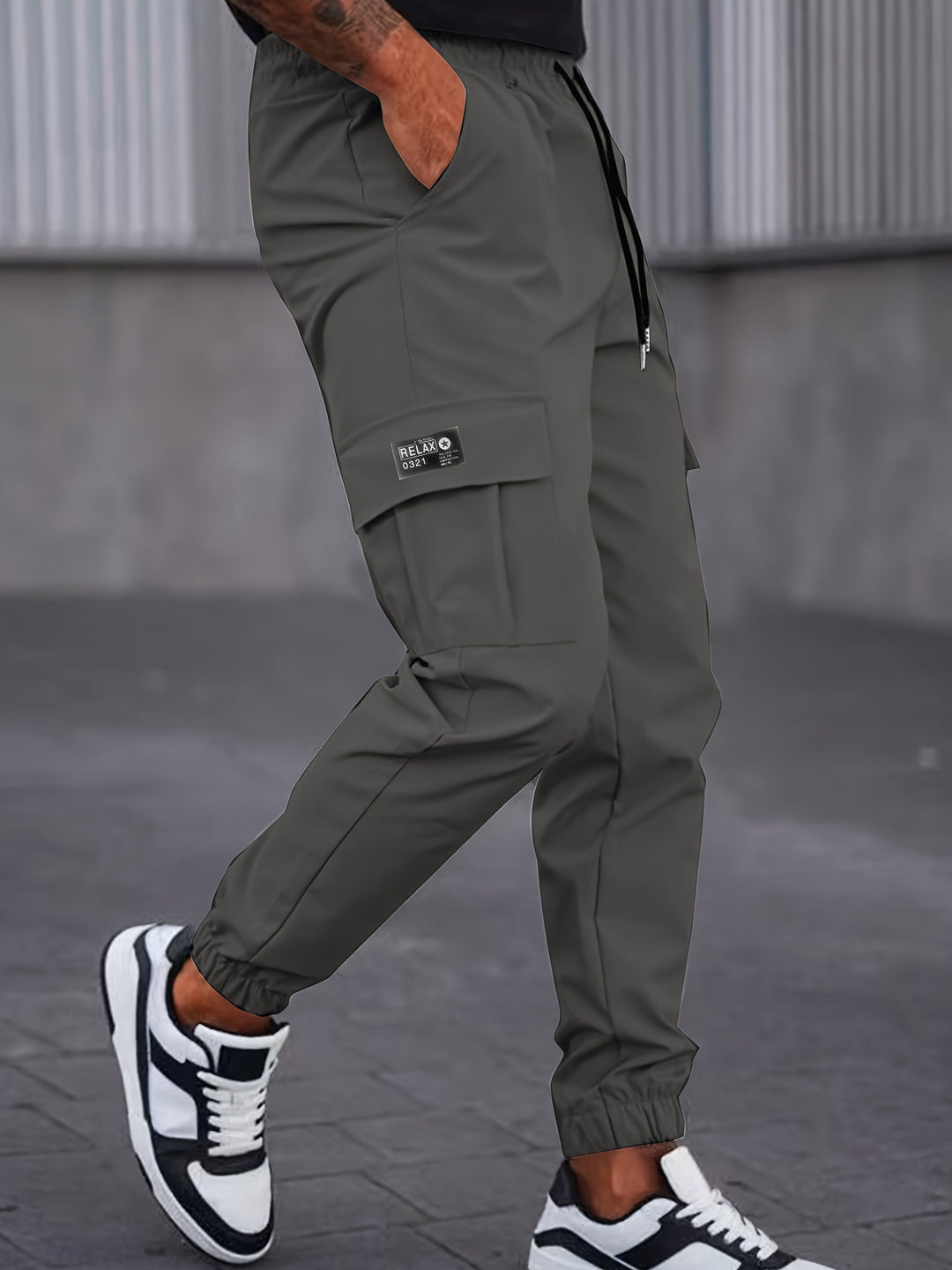 Herren Cargo-Jogginghose mit Tunnelzug, tapered Schnitt & aufgesetzten Klappentaschen Drune