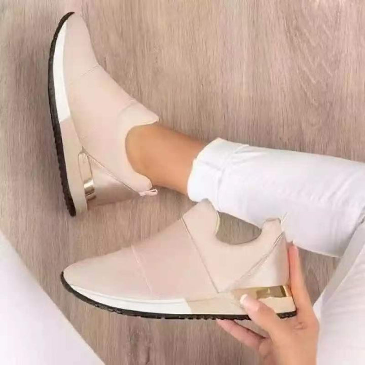 Damen Slip-On Wedgesneaker mit verstecktem Keil und Metallic-Fersenakzent Drune