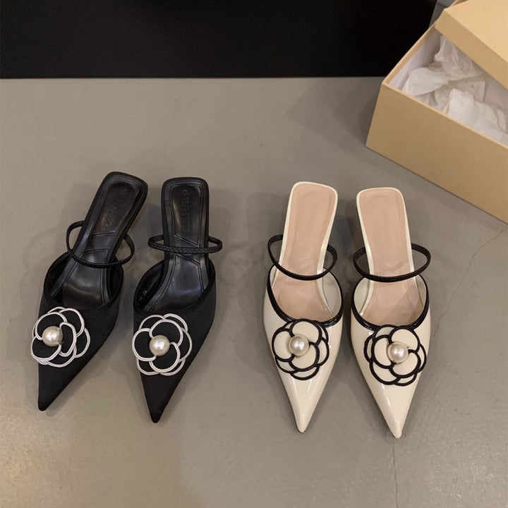 Damen spitz zulaufende Satin‑Mules mit zartem Knöchelriemen und Perlen‑Blütenapplikation Drune