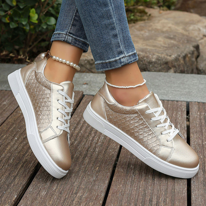 Damen Flache Sneaker mit Metallic‑Finish und geprägter Seitenstruktur Drune