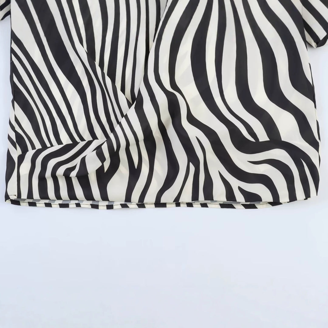 Damen Oversize-Satinbluse mit Hemdkragen, asymmetrischem Wickeleffekt und Federsaum Drune