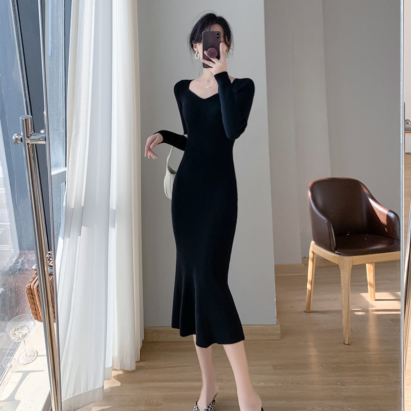 Damen Strickkleid mit schmeichelndem V-Ausschnitt und eleganter Schwinge Drune