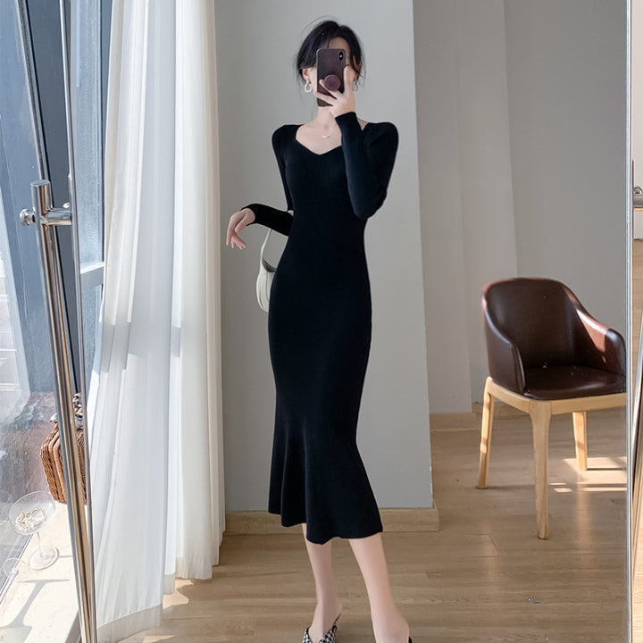 Damen Strickkleid mit schmeichelndem V-Ausschnitt und eleganter Schwinge Drune