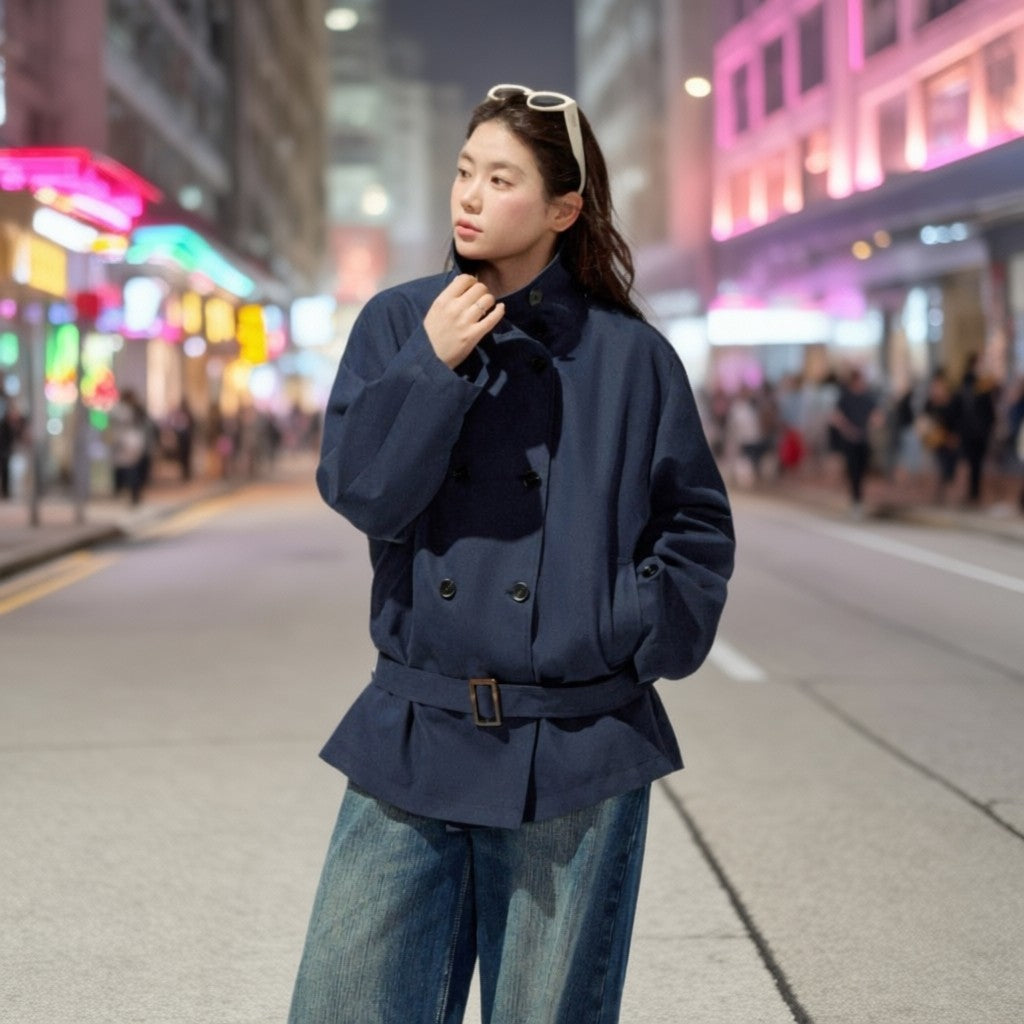 Damen Kurztrenchcoat mit taillierendem Gürtel und doppeltreiher Knopfleiste Drune