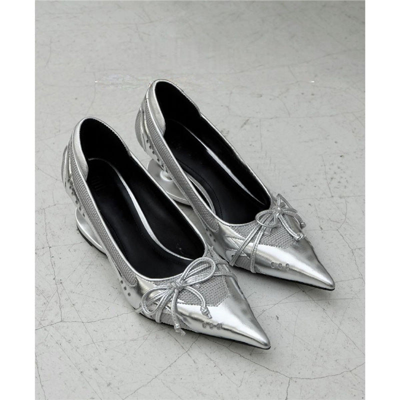 Damen Spitz zulaufende Metallic‑Slingback‑Pumps mit skulpturellem Fersenabsatz und Schleifenakzent Drune