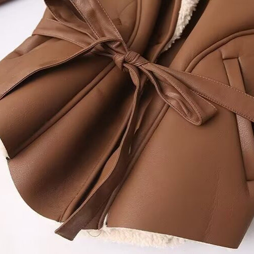 Damen Kurze Kunstlederjacke mit Teddyfutter, Schalkragen und Taillengürtel Drune