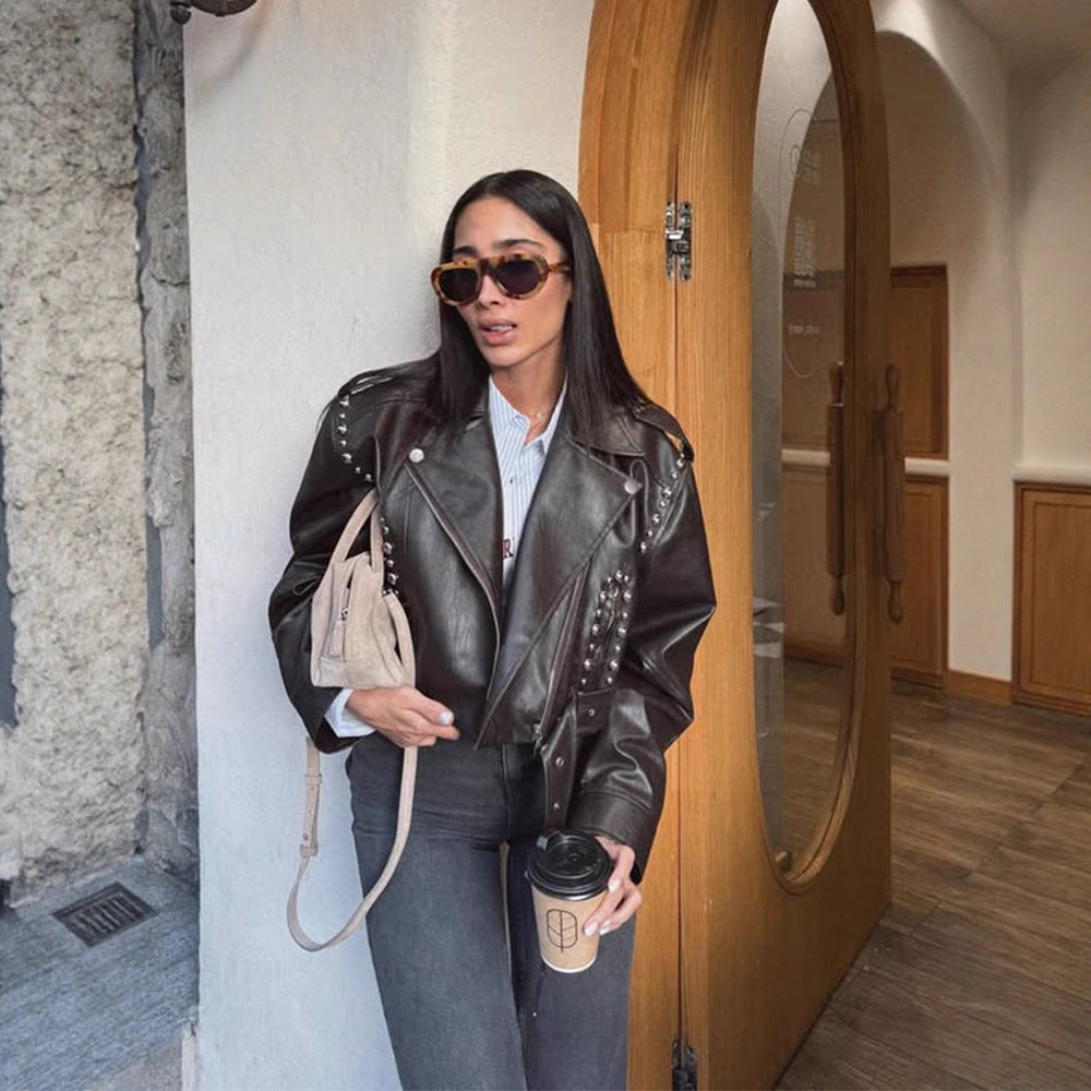 Damen Kurze Nieten-Bikerjacke aus Lederimitat mit Taillengürtel Drune