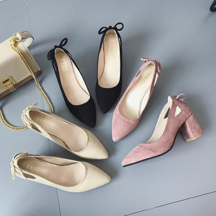 Damen nan spitze Pumps mit seitlichen Cut-Outs, Fersenband mit Zierkordel und massivem Blockabsatz Drune