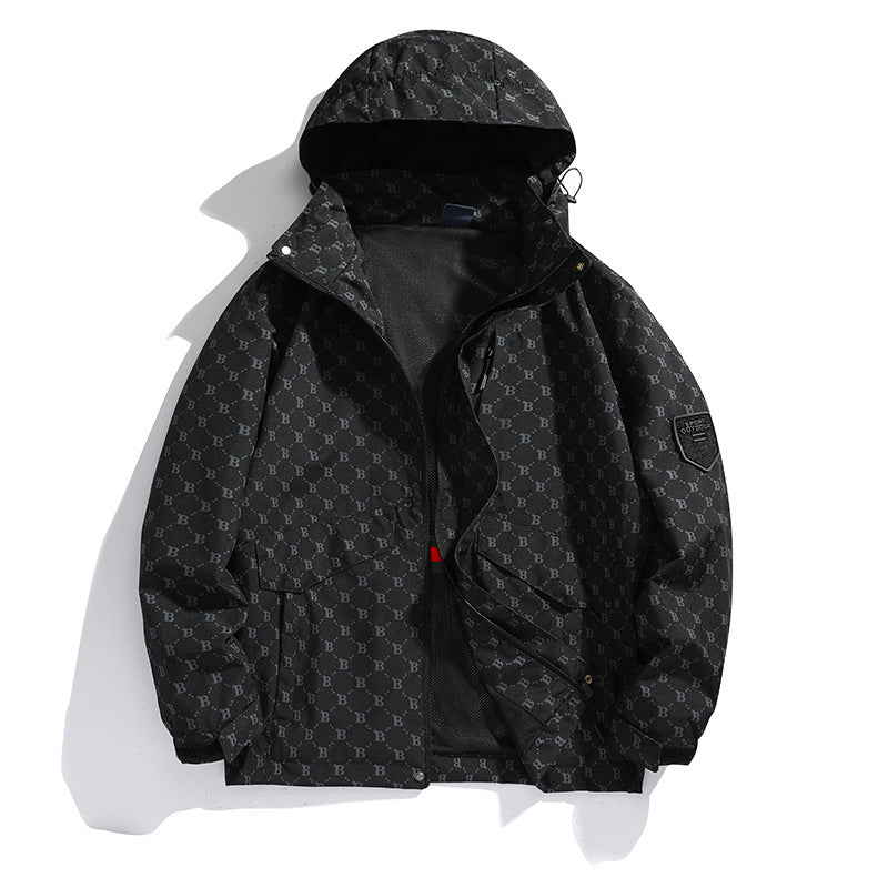 Herren Kapuzen-Softshelljacke mit Allover‑Monogramm, atmungsaktivem Meshfutter und Reißverschlusstaschen Drune