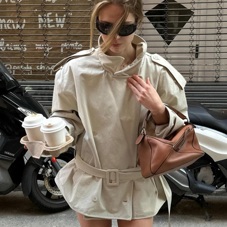 Damen Kurztrenchcoat aus Baumwollmix mit Taillengürtel & Schulterklappen Drune