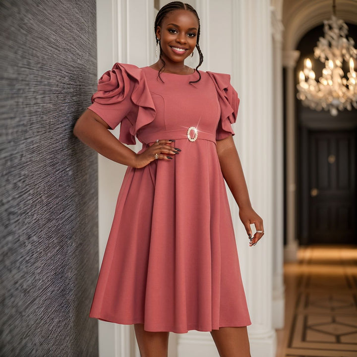 Damen Kleid mit voluminösen Rüschensäumen und eleganter Taillenschließe Drune