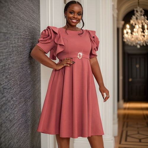 Damen Kleid mit voluminösen Rüschensäumen und eleganter Taillenschließe Drune