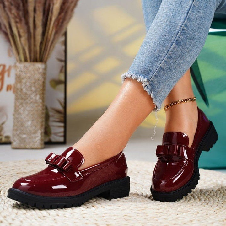 Damen Lack‑Loafer mit profilierter Gummisohle, dekorativer Riemchenschleife und gepolstertem Komfortfußbett Drune