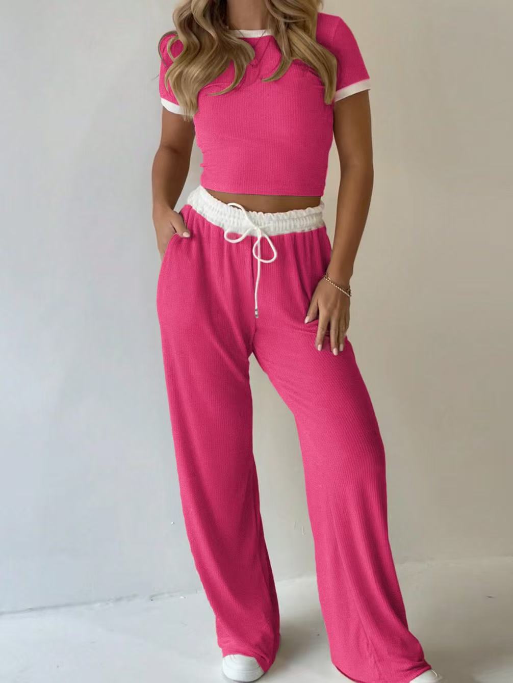 Damen lässiges zwei-teiliges Freizeit-Set mit cropped T-Shirt und weiten Hose Drune