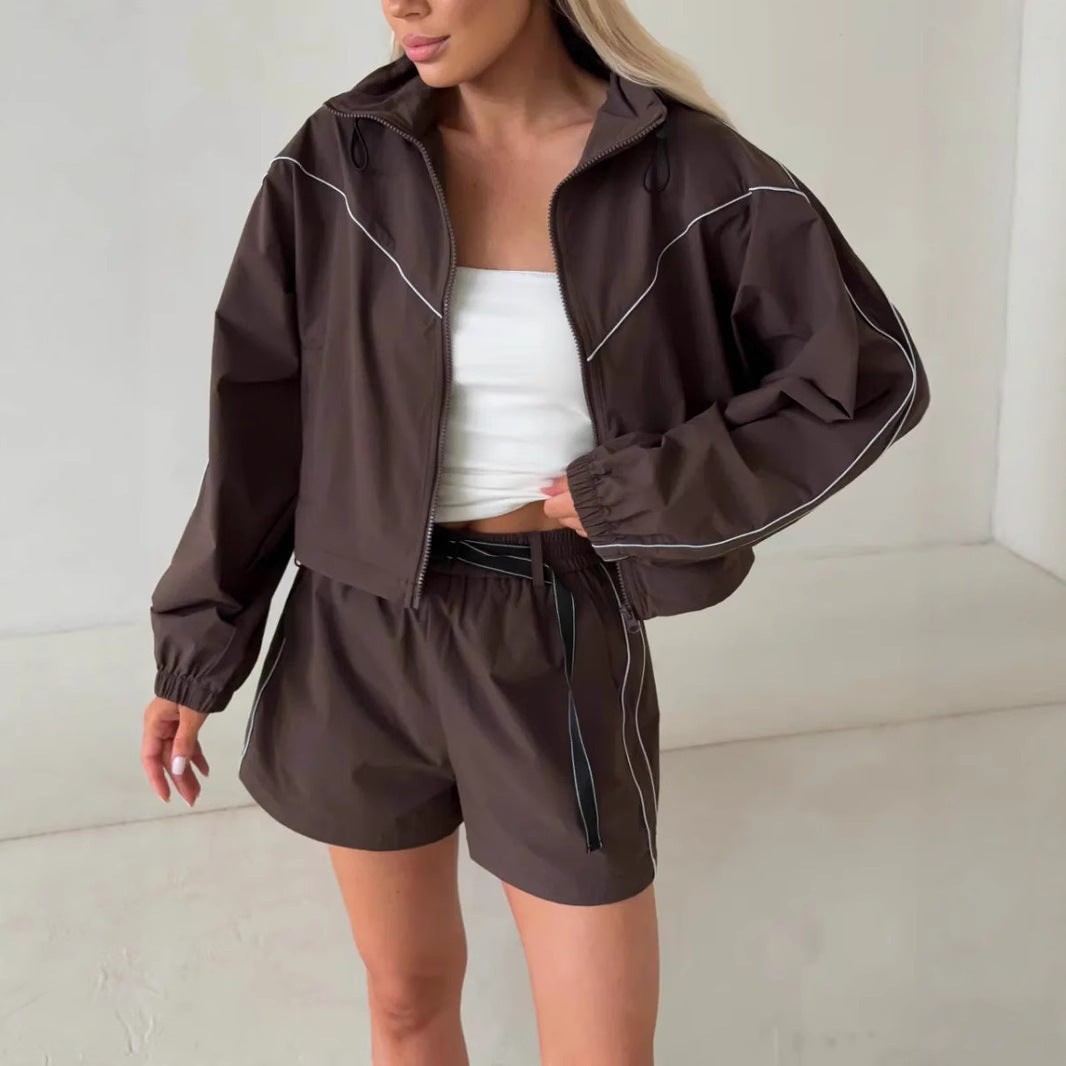 Damen sportliches Set bestehend aus Jacke mit hohem Kragen und Shorts im Urban Style