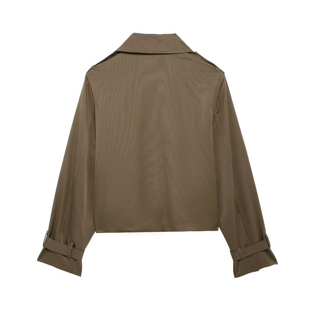 Damen nan kurzer Cropped Trenchcoat im Boxy‑Schnitt mit doppelreihiger Knopfleiste Schulterklappen und verstellbaren Ärmelriemen Drune