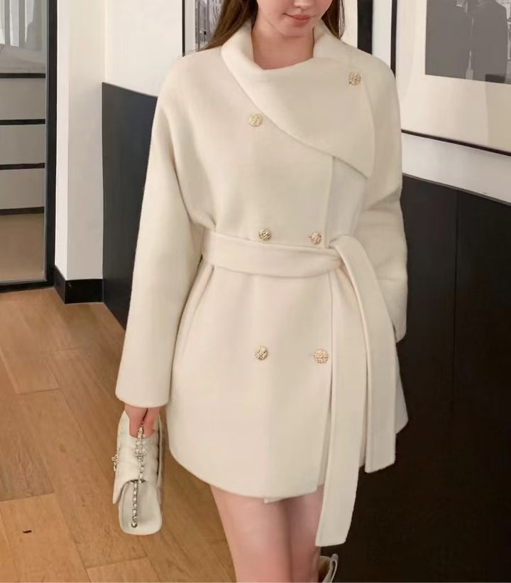 Damen modische Kurzjacke mit asymmetrischem Kragen und goldenen Knopfdetails Drune