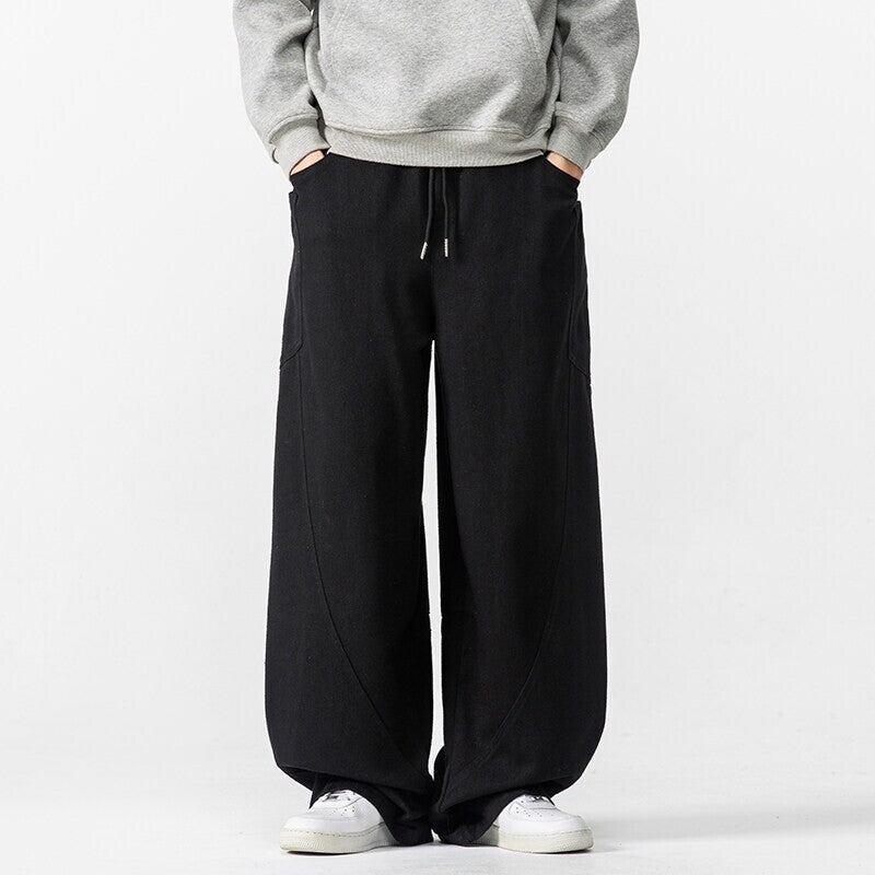 Herren Weite Loungehose mit Tunnelzug, aufgesetzten Taschen und markanten Panelnähten Drune