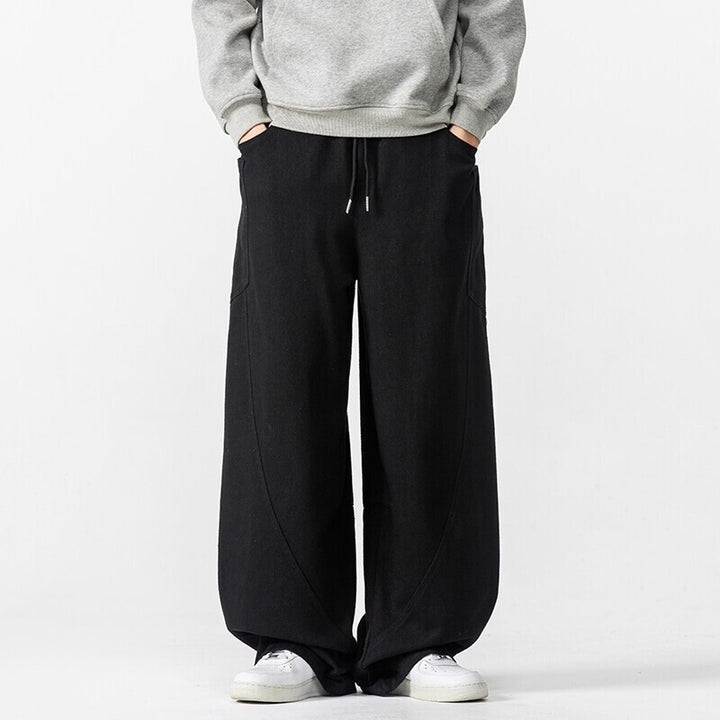 Herren Weite Loungehose mit Tunnelzug, aufgesetzten Taschen und markanten Panelnähten Drune
