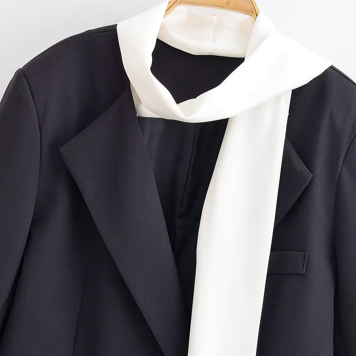 Damen Kurzer Blazer mit angenähter Schluppen‑Krawatte und Pattentaschen Drune