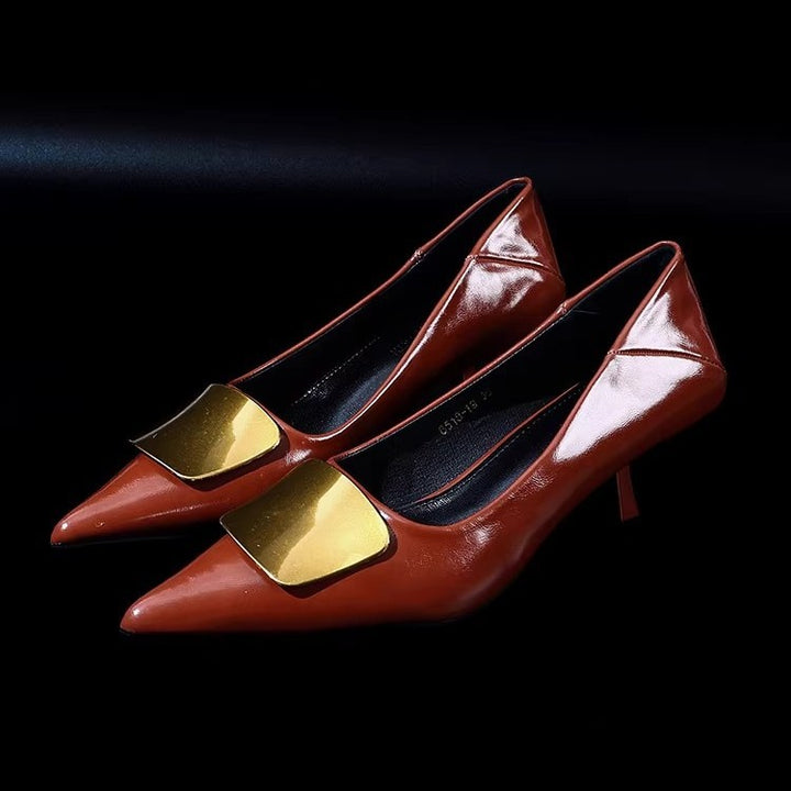 Damen Spitz zulaufende Lack‑Pumps mit niedrigem Kitten‑Absatz und dekorativer Metallapplikation Drune